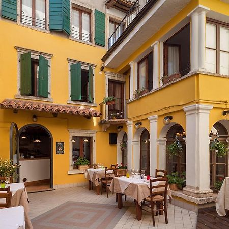 Locanda Al Centrale Caprino Veronese Exterior photo