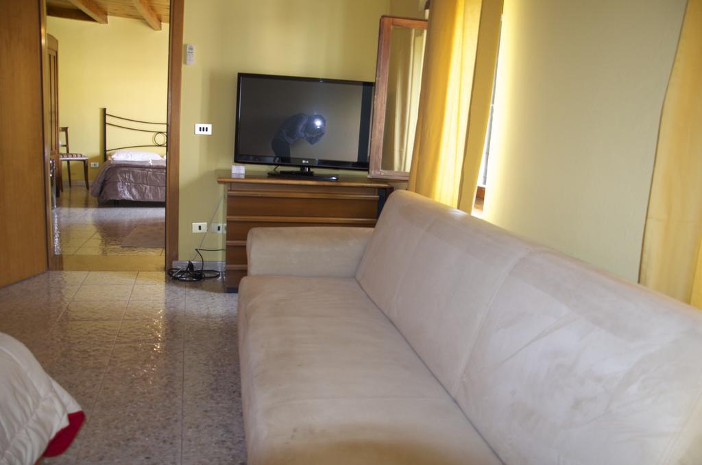 Locanda Al Centrale Caprino Veronese Exterior photo